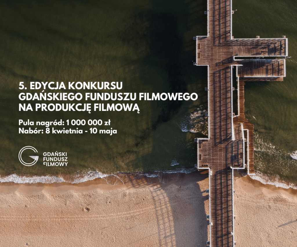 Widok z lotu ptaka na molo rozciągające się nad morzem, rzucające cienie na wodę i piaszczystą plażę poniżej. Polski tekst promujący 5. konkurs Gdańskiego Funduszu Filmowego z pulą nagród 1 000 000 zł.